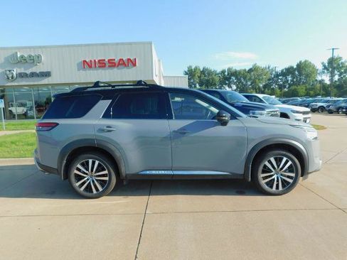 Used 2024 Nissan Pathfinder Platinum AWD/4WD image 4