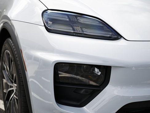 New 2025 Porsche Macan Electric image 16