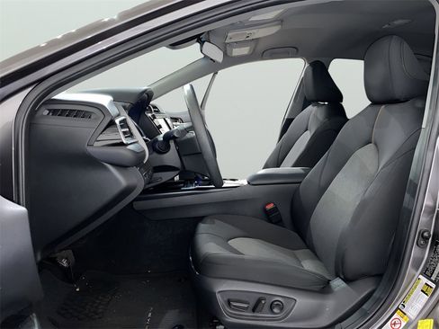 Used 2018 Toyota Camry LE image 10