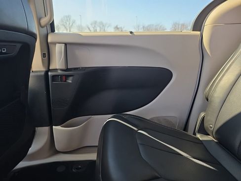 Used 2024 Chrysler Pacifica Touring-L image 11
