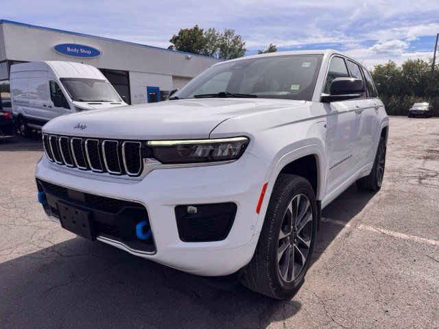 Used 2023 Jeep Grand Cherokee Overland w/ Luxury Tech Group IV AWD/4WD image 6