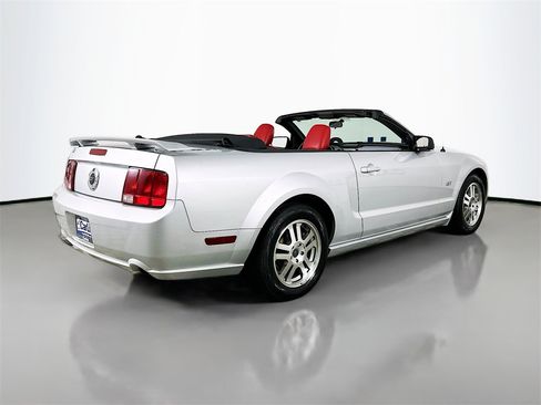 Used 2005 Ford Mustang GT Premium image 8