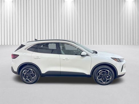 New 2026 Ford Escape Platinum w/ Class II Trailer Tow Package image 3