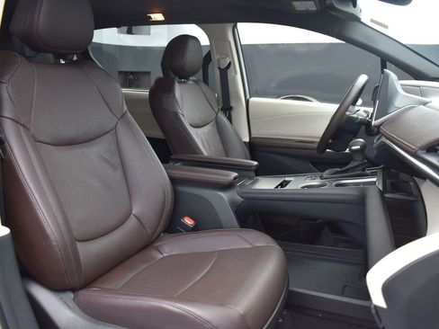Used 2023 Toyota Sienna Platinum image 28