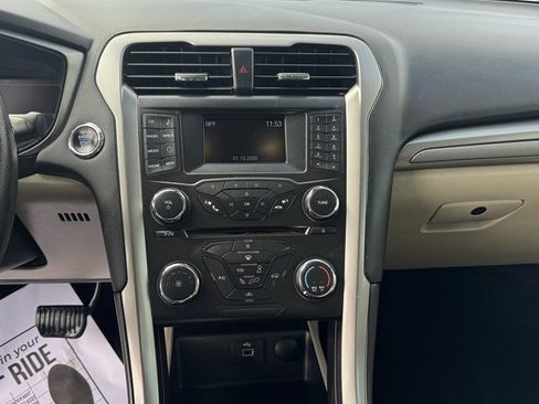 Used 2018 Ford Fusion SE FWD image 19