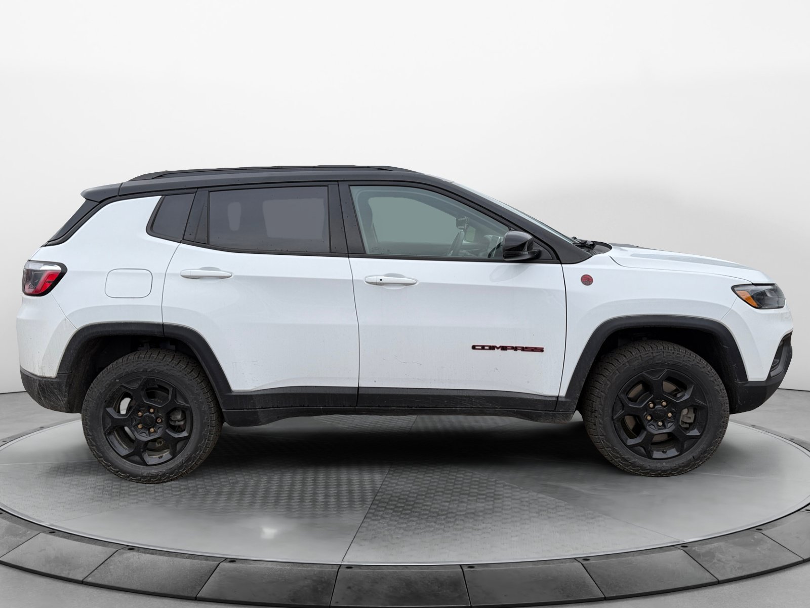 Used 2023 Jeep Compass Trailhawk AWD/4WD image 2