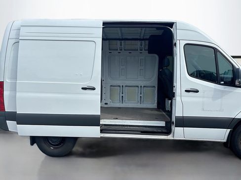 Used 2024 Mercedes-Benz Sprinter 2500 image 17