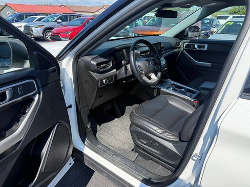 Used 2022 Ford Explorer XLT w/ Equipment Group 202A AWD/4WD image 8