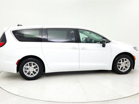 Used 2024 Chrysler Pacifica Touring-L image 5