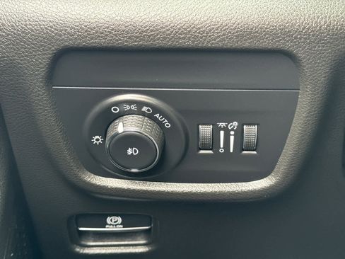 Used 2023 Jeep Grand Cherokee L Limited w/ Black Appearance Package image 22