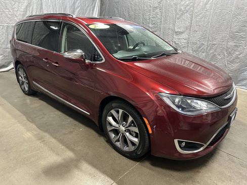Used 2018 Chrysler Pacifica Limited w/ Tire & Wheel Group FWD image 1