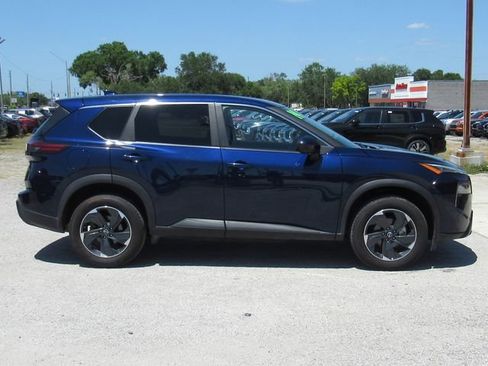 Used 2024 Nissan Rogue SV AWD/4WD image 2