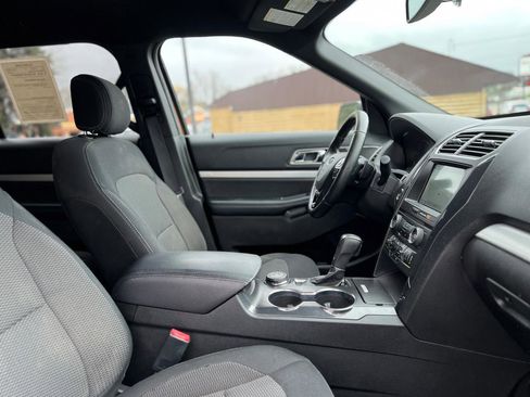 Used 2017 Ford Explorer XLT w/ Equipment Group 201A AWD/4WD image 42