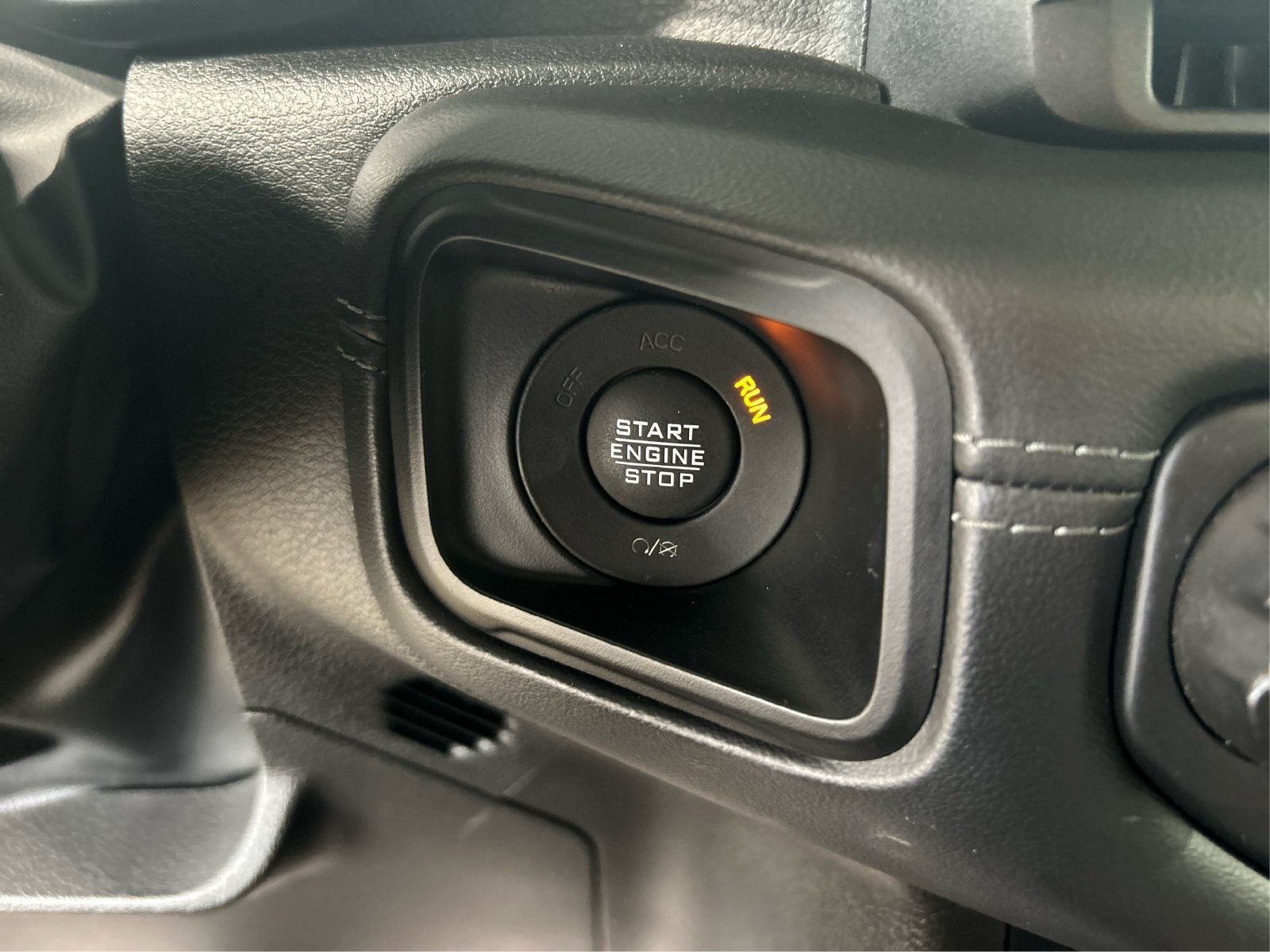 Used 2024 Jeep Wrangler Unlimited Sahara AWD/4WD image 28