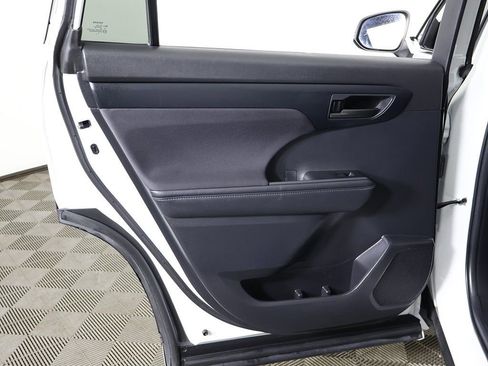 Used 2024 Toyota Highlander LE image 23