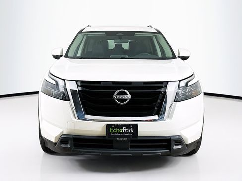 Used 2024 Nissan Pathfinder SV image 2
