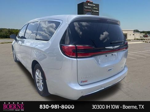 Used 2023 Chrysler Pacifica Touring-L FWD image 9