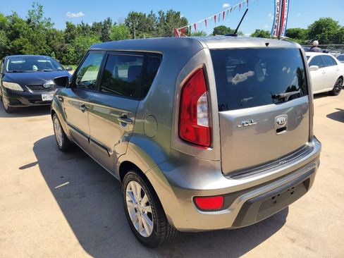 Used 2013 Kia Soul FWD image 4