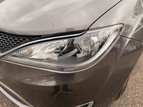 Used 2017 Chrysler Pacifica Touring-L FWD image 16