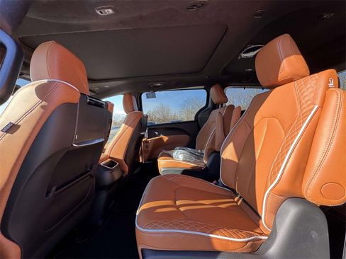 New 2026 Chrysler Pacifica Pinnacle image 15