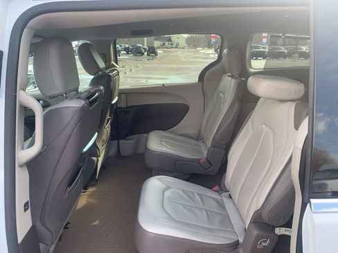 Used 2017 Chrysler Pacifica Touring-L Plus w/ Tire & Wheel Group image 12