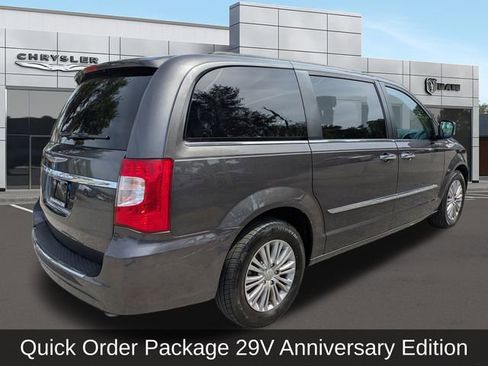Used 2016 Chrysler Town & Country Touring-L FWD image 4