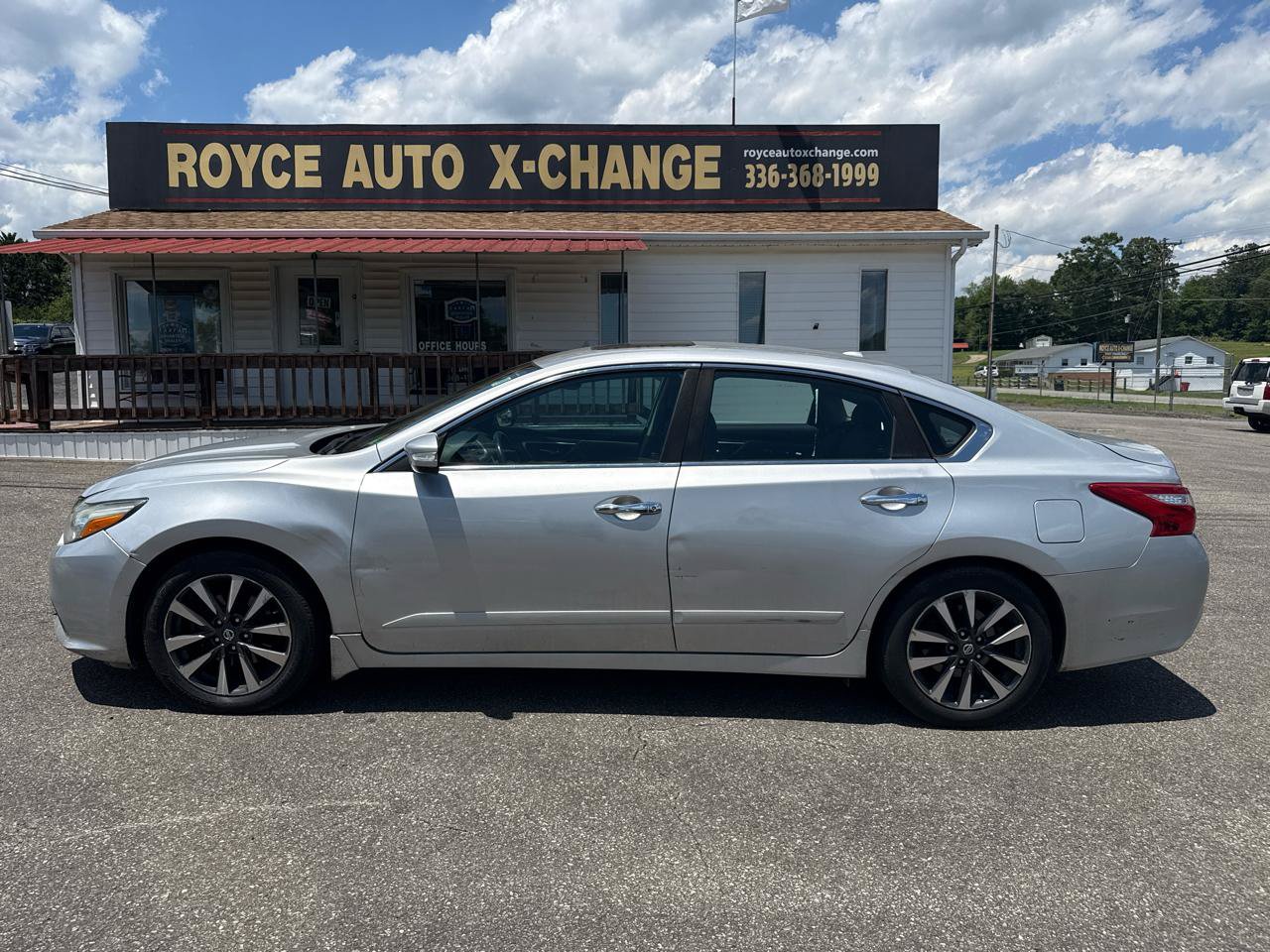 Used 2016 Nissan Altima 2.5 SL w/ Moonroof Package FWD image 16