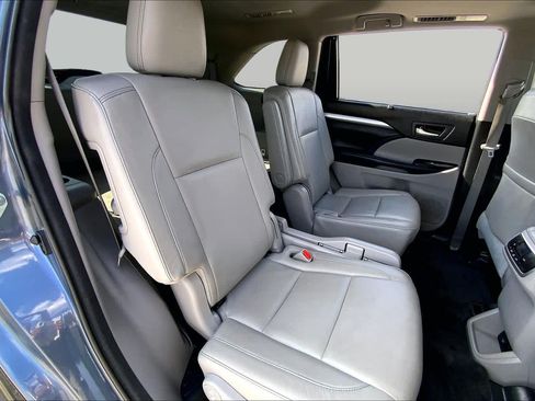 Used 2018 Toyota Highlander XLE FWD image 19