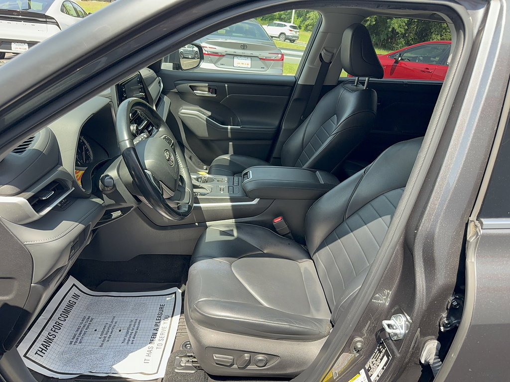 Used 2022 Toyota Highlander XLE AWD/4WD image 10