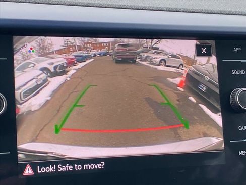 Used 2024 Volkswagen Taos SE w/ Panoramic Sunroof Package image 17