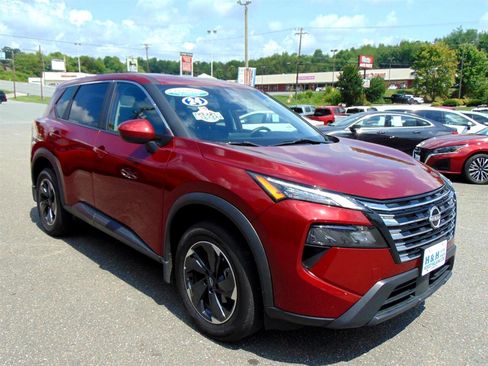 Used 2024 Nissan Rogue SV image 3