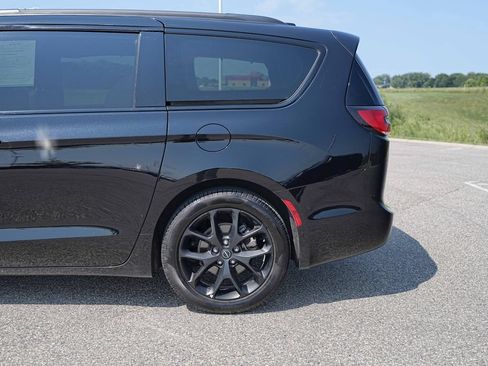 Used 2025 Chrysler Pacifica Limited FWD image 12