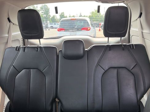 Used 2023 Chrysler Pacifica Touring-L w/ Uconnect Theater Family Group AWD/4WD image 7