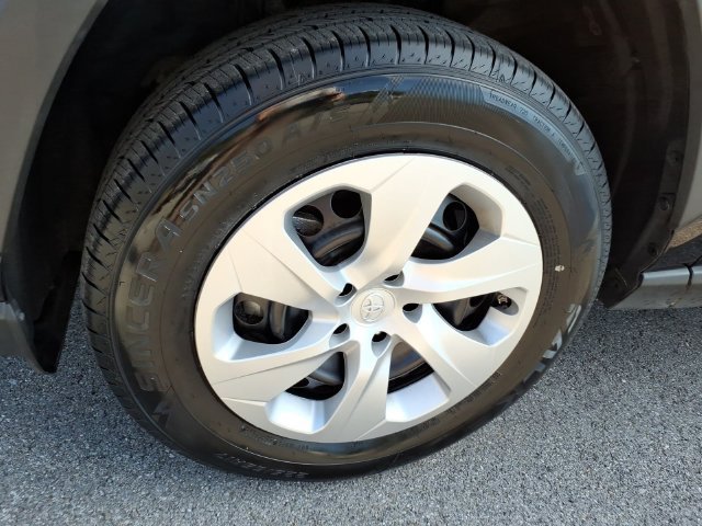 Used 2025 Toyota RAV4 LE AWD/4WD image 5