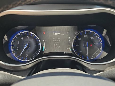 Used 2024 Chrysler Pacifica Touring-L FWD image 18