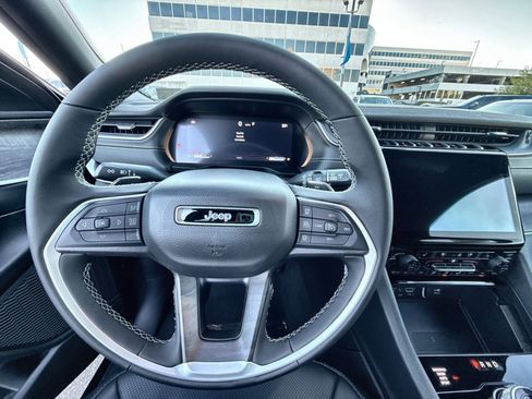 New 2025 Jeep Grand Cherokee Limited w/ Luxury Tech Group II image 16