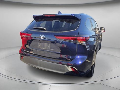 Used 2021 Toyota Highlander XLE image 3