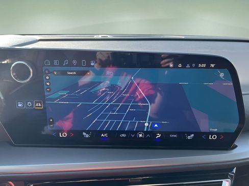 Used 2025 Chevrolet Traverse LT image 14