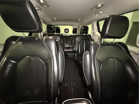 Used 2023 Chrysler Pacifica Touring-L image 31