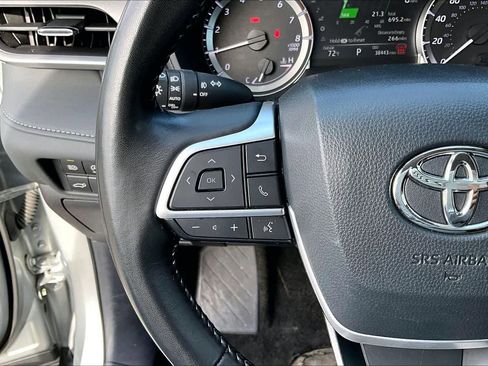Used 2025 Toyota Highlander LE image 23