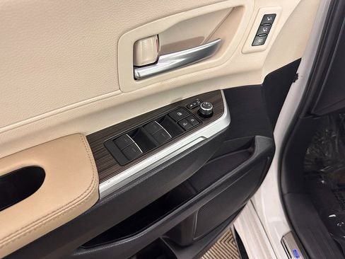 Used 2024 Toyota Sienna Limited image 37