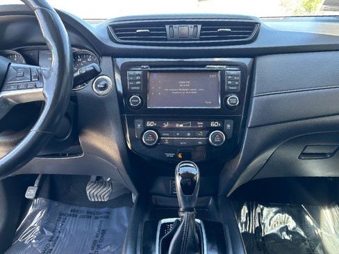 Used 2017 Nissan Rogue SV w/ SV Premium Package AWD/4WD image 17