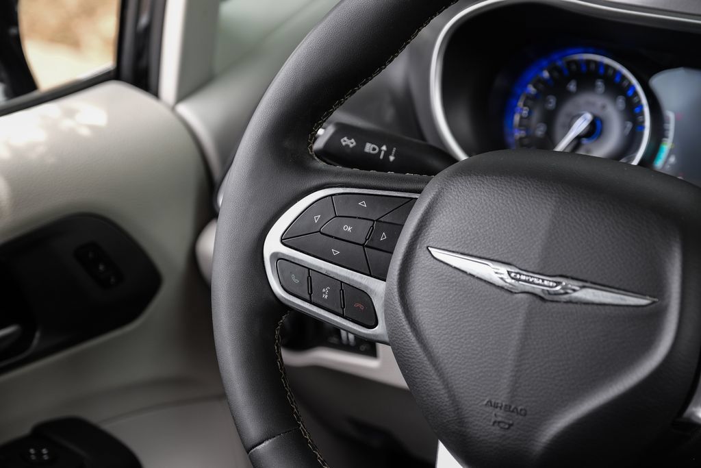 Used 2024 Chrysler Pacifica Touring-L FWD image 26