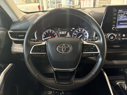 Used 2022 Toyota Highlander XLE AWD/4WD image 14