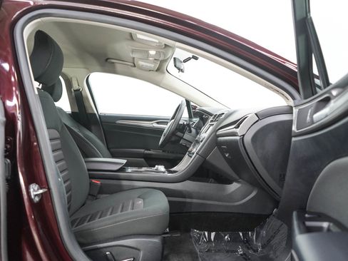 Used 2017 Ford Fusion SE FWD image 11
