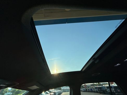 Used 2023 Chevrolet Traverse Premier image 20