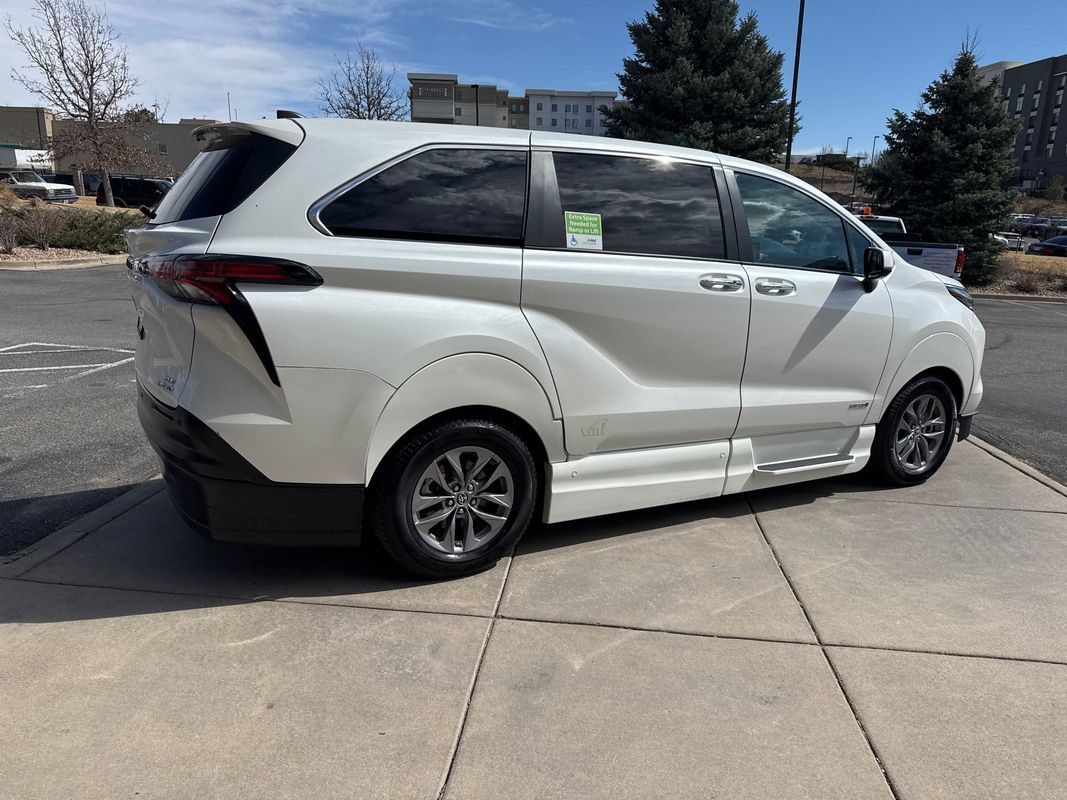 Used 2021 Toyota Sienna XLE AWD/4WD image 12