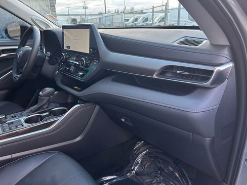 Used 2025 Toyota Highlander Limited image 26