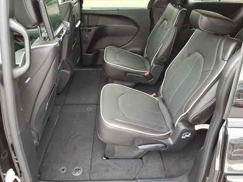 New 2026 Chrysler Pacifica Limited image 14