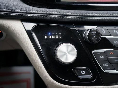 Used 2021 Chrysler Pacifica Touring-L image 15